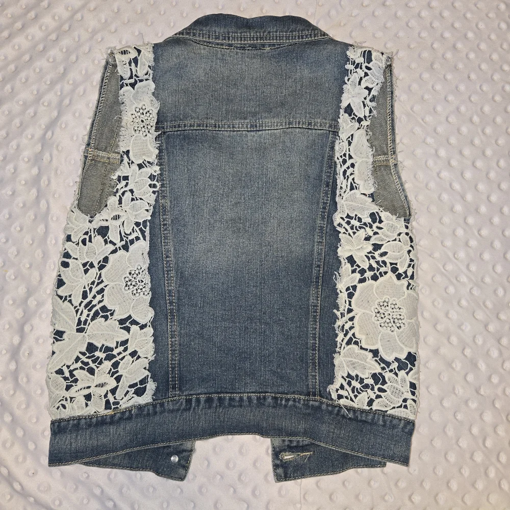 Buzz Women's Denim‎ Vest with Lace Accents